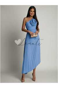 Elegancka plisowana sukienka z kwiatem niebieska