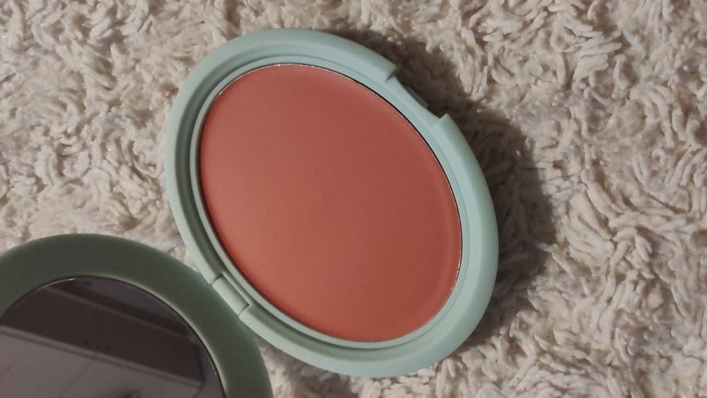 Zestaw róży i rozświetlaczy Sisley, Tarte, Clinique