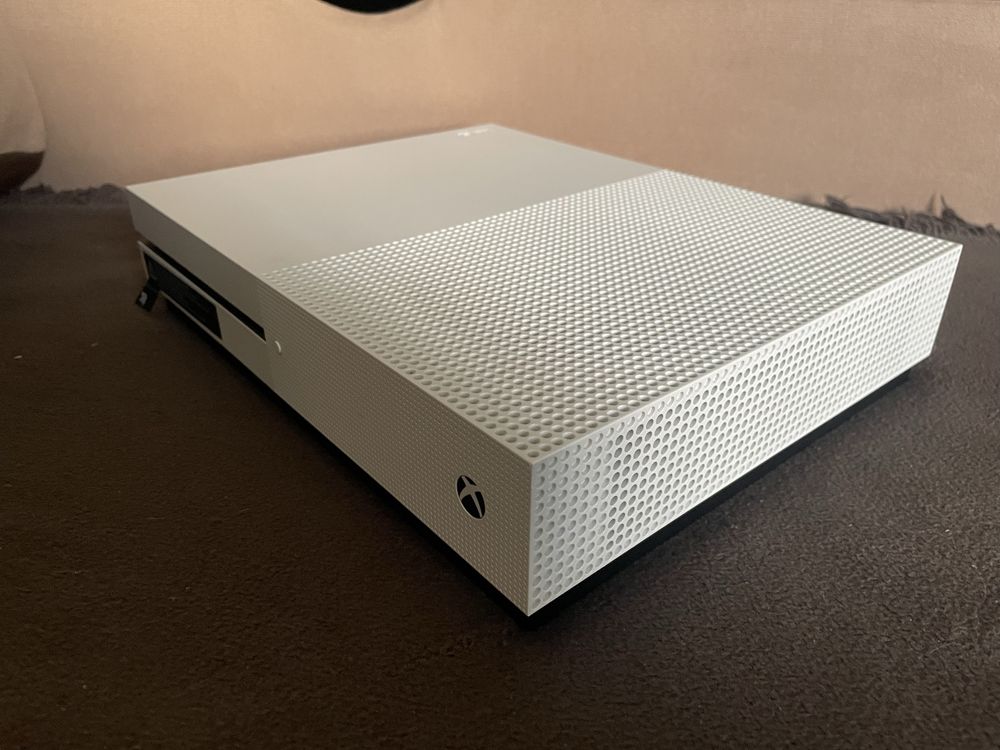 Продам Xbox One S на 1B, ідеальний стан.