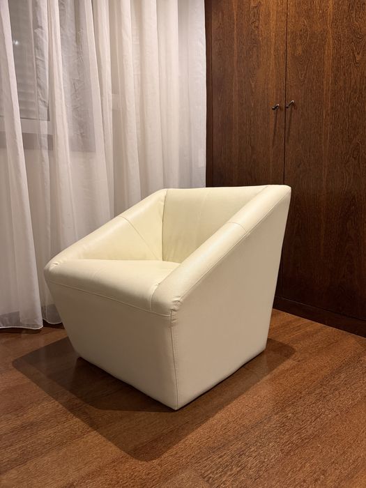 Cadeirão/ poltrona cor creme