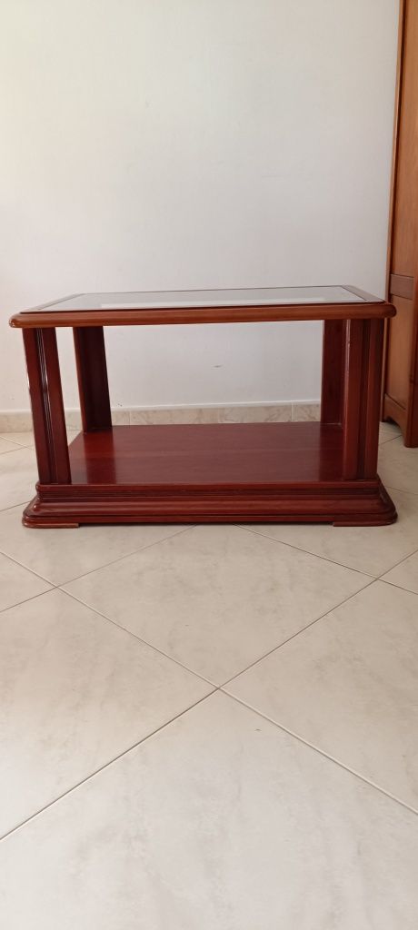 Mesa de centro com tampo em vidro
