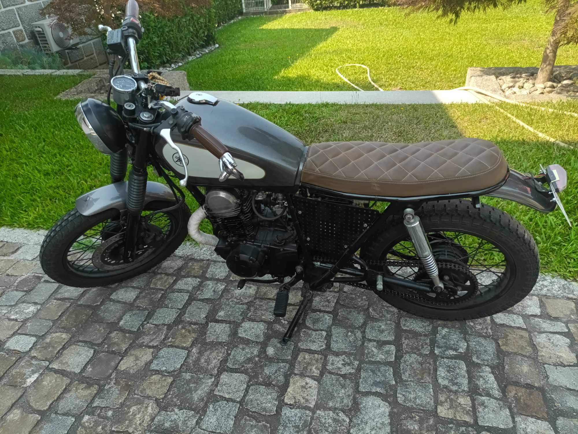 Yamaha 125SR poder em duas rodas
