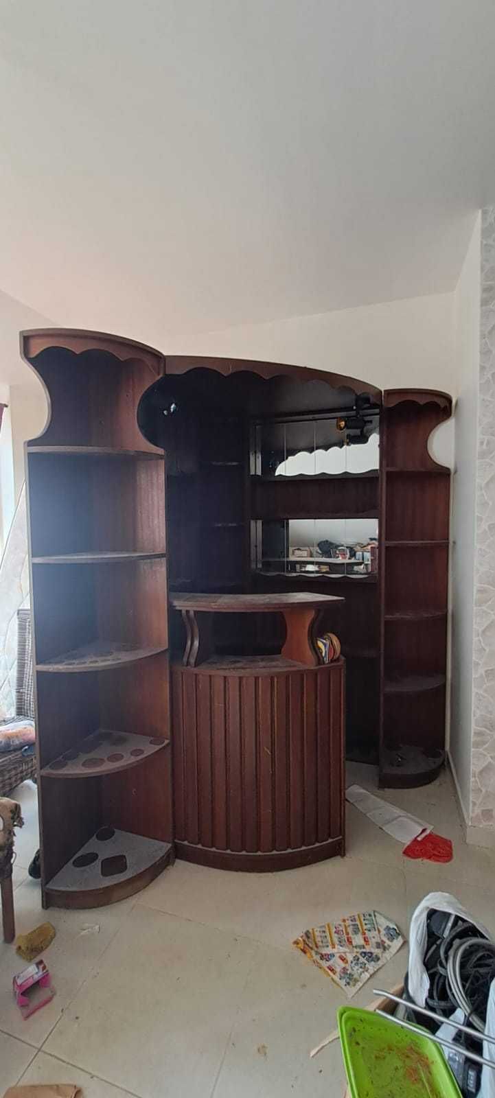 Vende-se Bar e artigos relacionados com o mesmo.