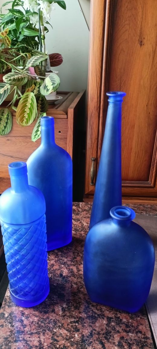 Butelki dekoracyjne w kolorze kobaltowym - 4 sztuki.