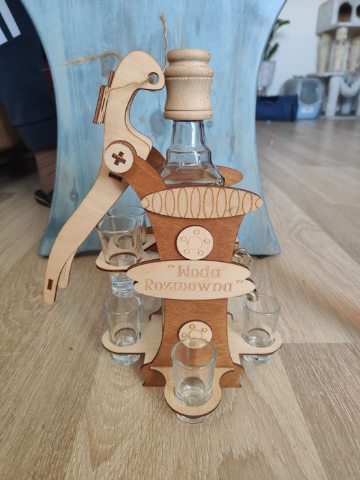 Karafka z kieliszkami na stojaku