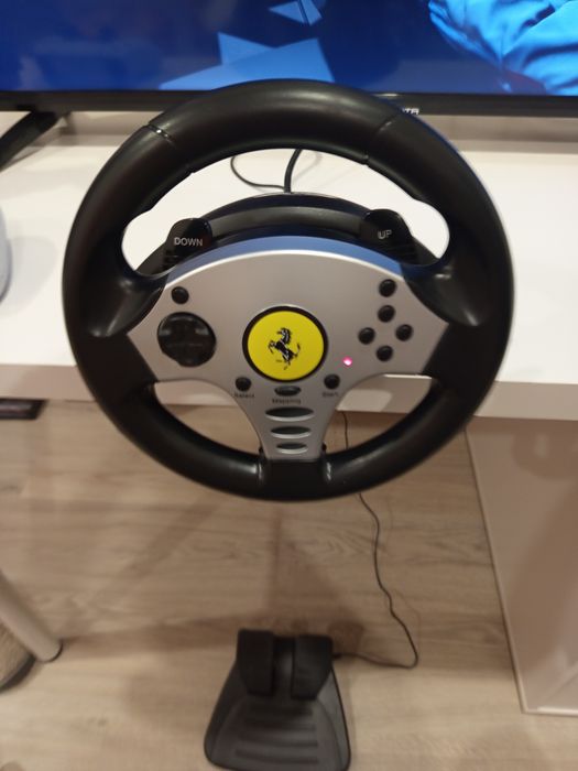 Volante Thrustmaster Universal Challenge +2 jogos a 30€