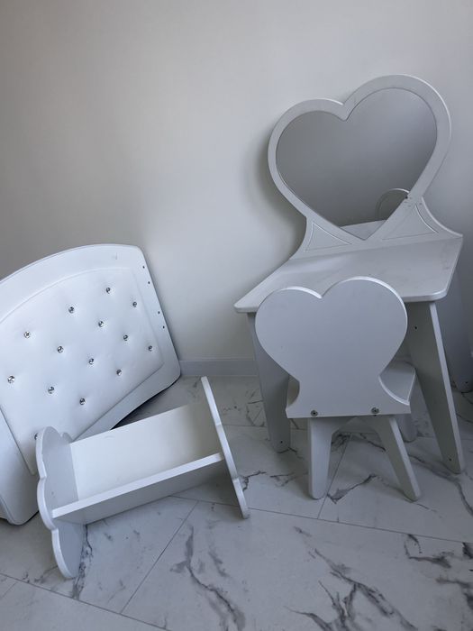 Toaletka z krzeselkiem i chmurka (pojemnik) na książki/zabawki