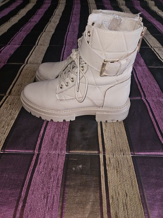 Botas tipo militar, beje, pele verdadeira