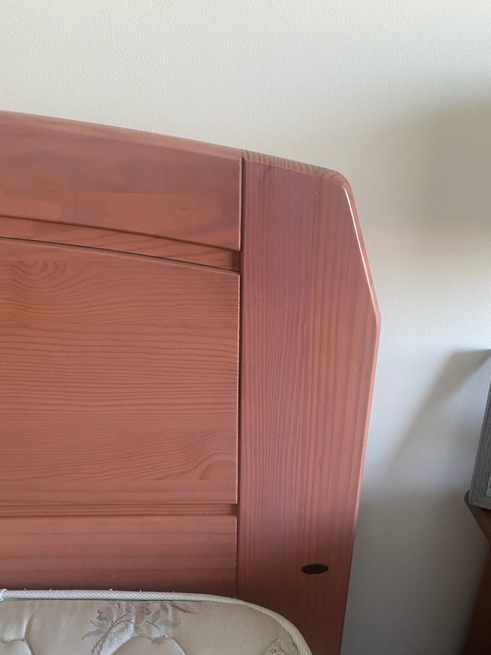 Cama de corpo e meio + colchão + mesa de cabeceira