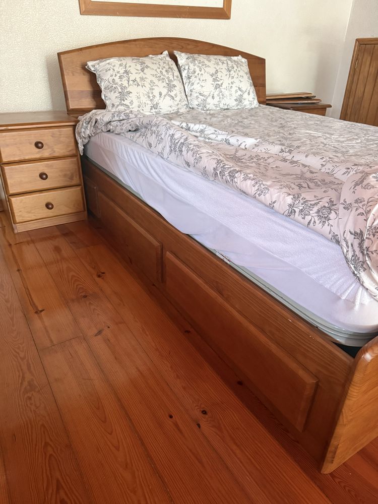Mobilia Quarto em madeira pinho