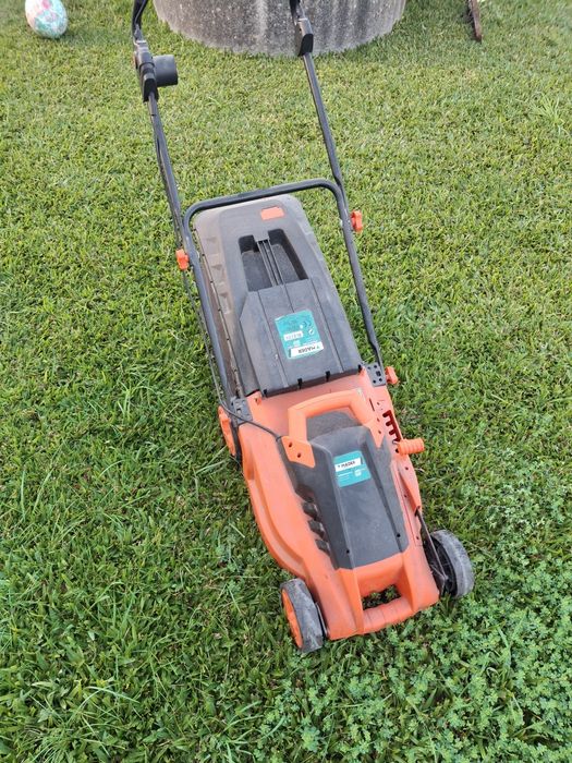 Maquina de cortar relva elétrica