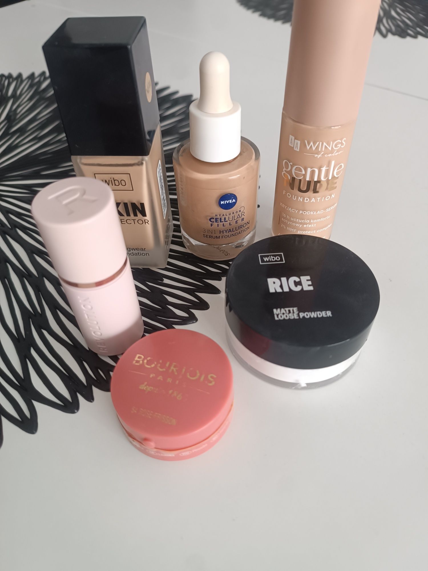 Kosmetyki podkłady róże bronzer