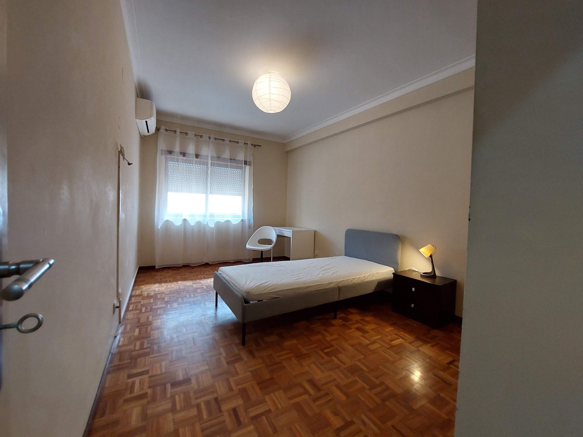 **Quarto com Ar Condicionado Amplo e Confortável**