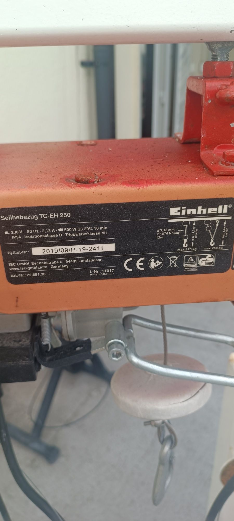 Motor com guincho e armação para parede
