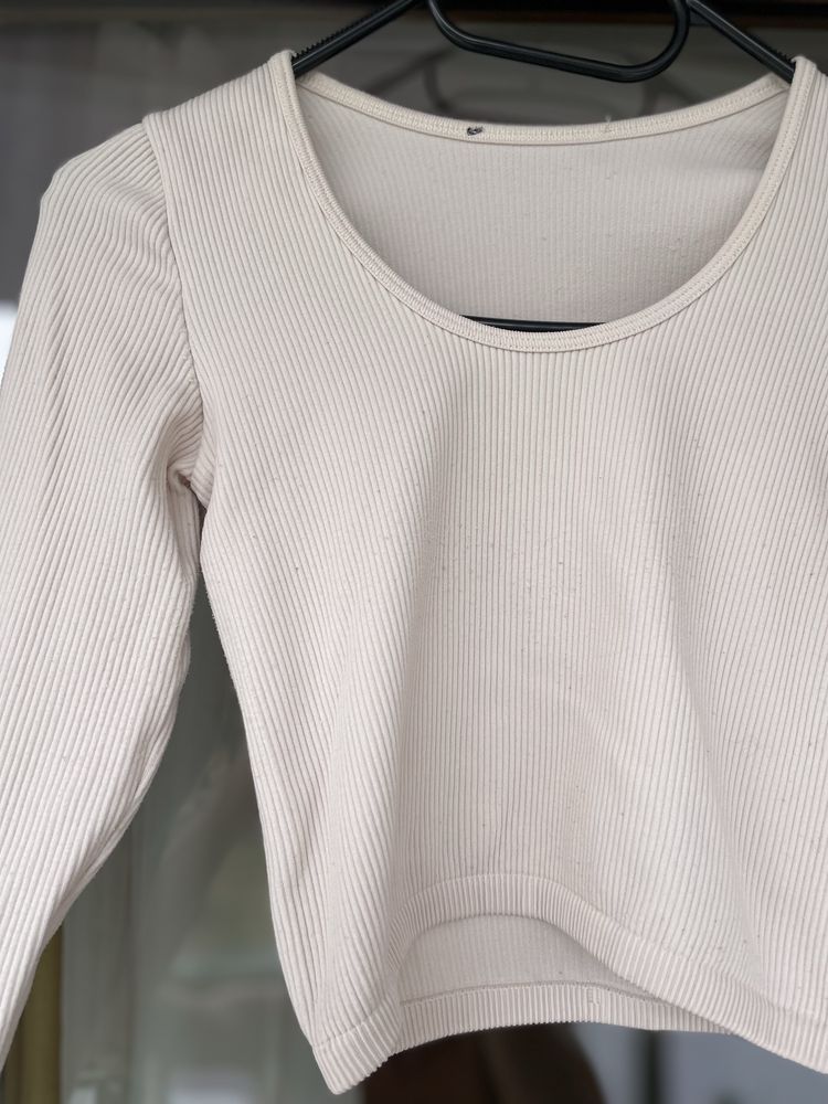 Kremowy prążkowany crop top marki DILVIN