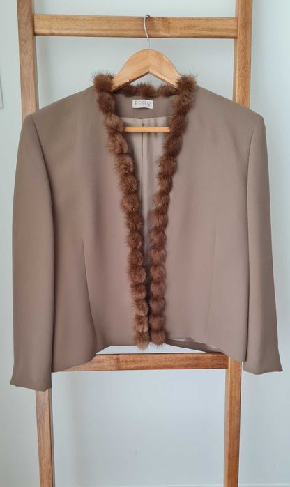 Casaco elegante com pelo