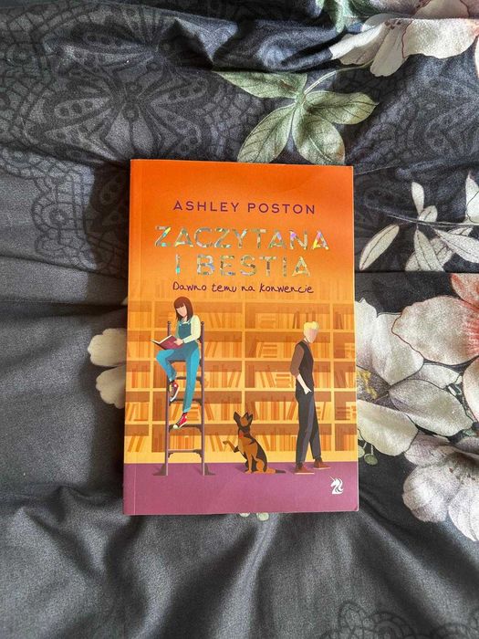 Zaczytana i bestia. Dawno temu na konwencie. Ashley Poston