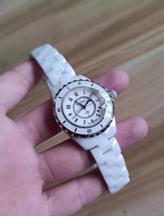 Biały zegarek damski Chanel