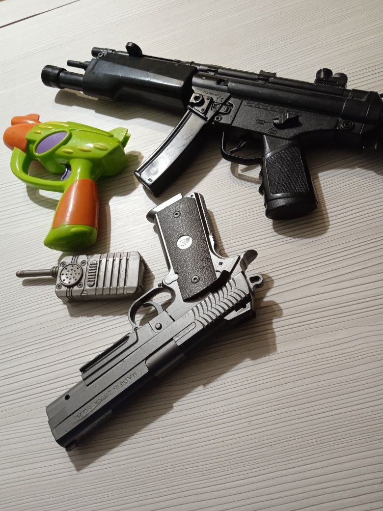 Детское игрушечные пистолетики
