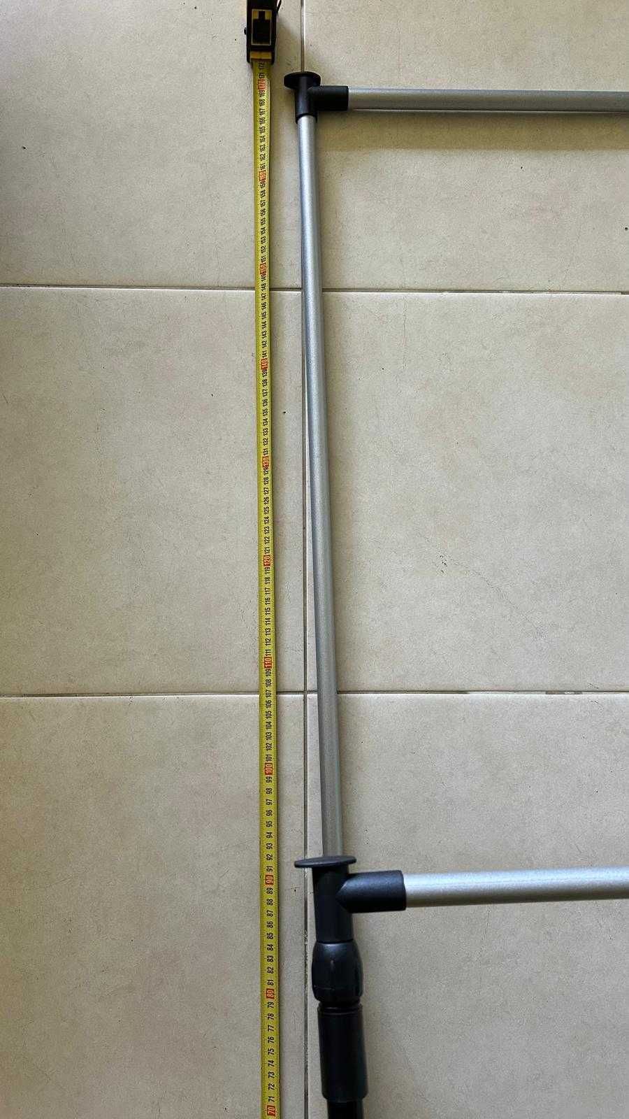 Suporte de roupa com rodas