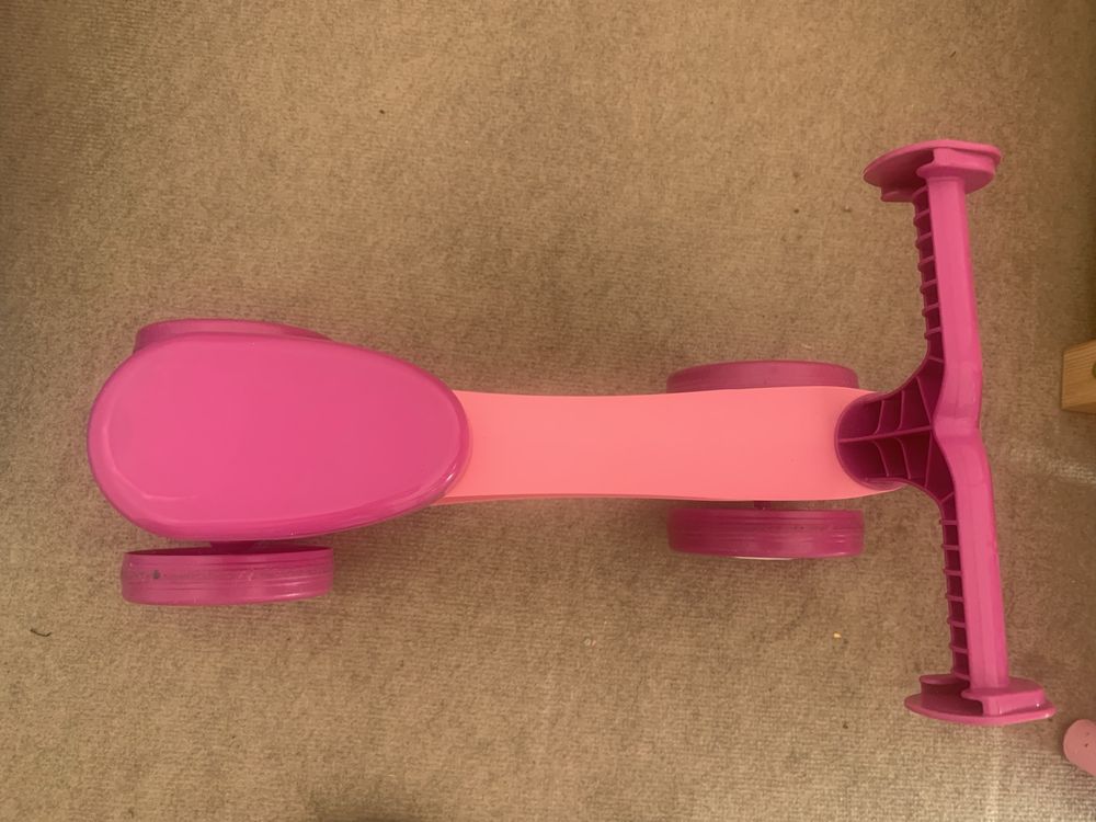 Triciclo rosa para criança
