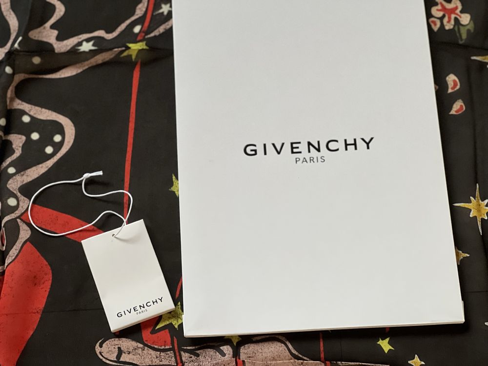 Nowa apaszka Givenchy