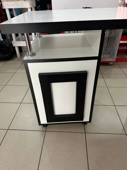 Сучасний письмовий стіл.