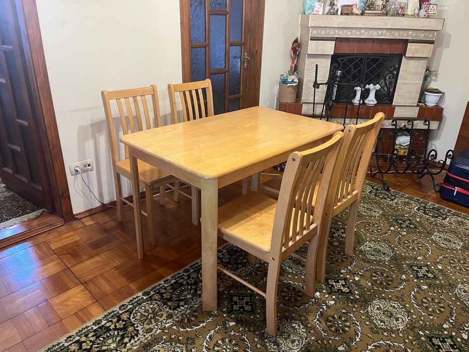 Дерев’яний стіл у комплекті з чотирма стільцями