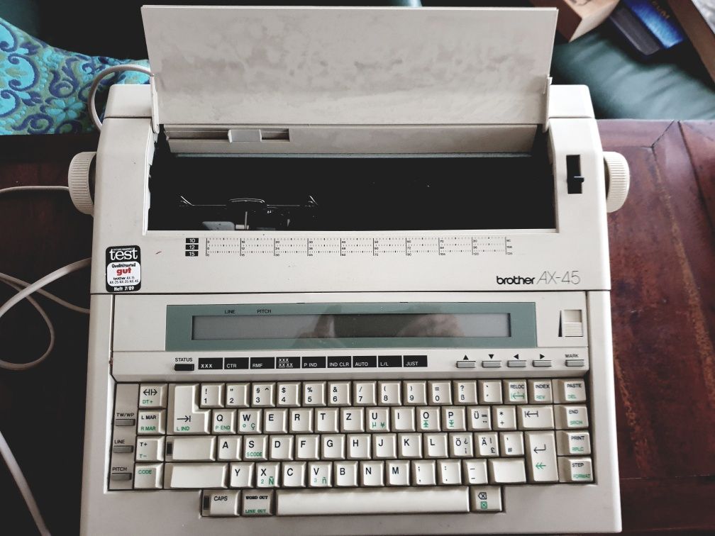Máquina de escrever vintage Brother AX 45 à funcionar bem