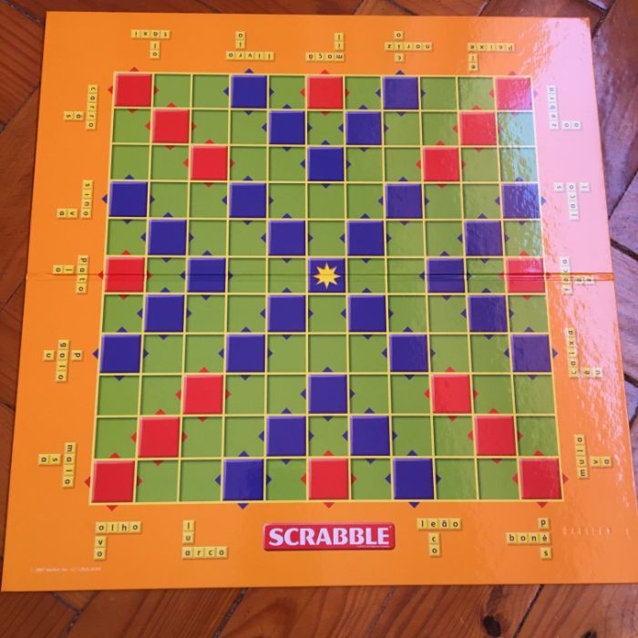 Jogo de Tabuleiro Scrabble Júnior
