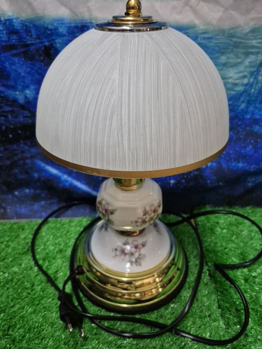Lampka stolikowa włączająca się przez dotyk jakiejkolwiek części metal