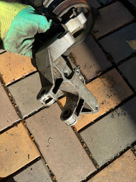 Гидроусилитель ВАЗ 2110 приора десятка, крепление ГУР