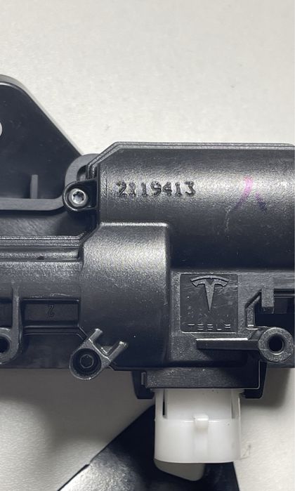 Замок капота,  привід замка капота, актуатор замка  Tesla Y,3