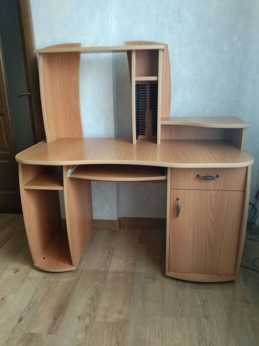 Стіл комп'ютерний
