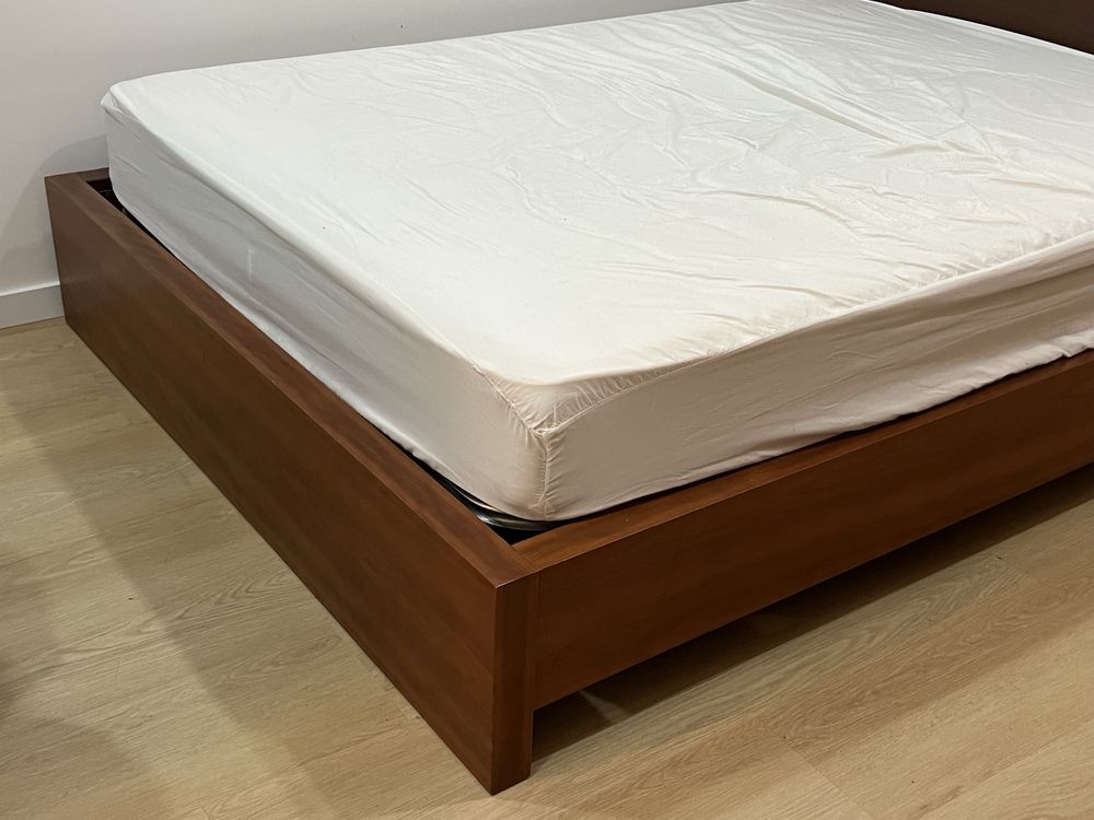 Cama de casal em madeira cerejeira e madeira bengue 1.40x1.90