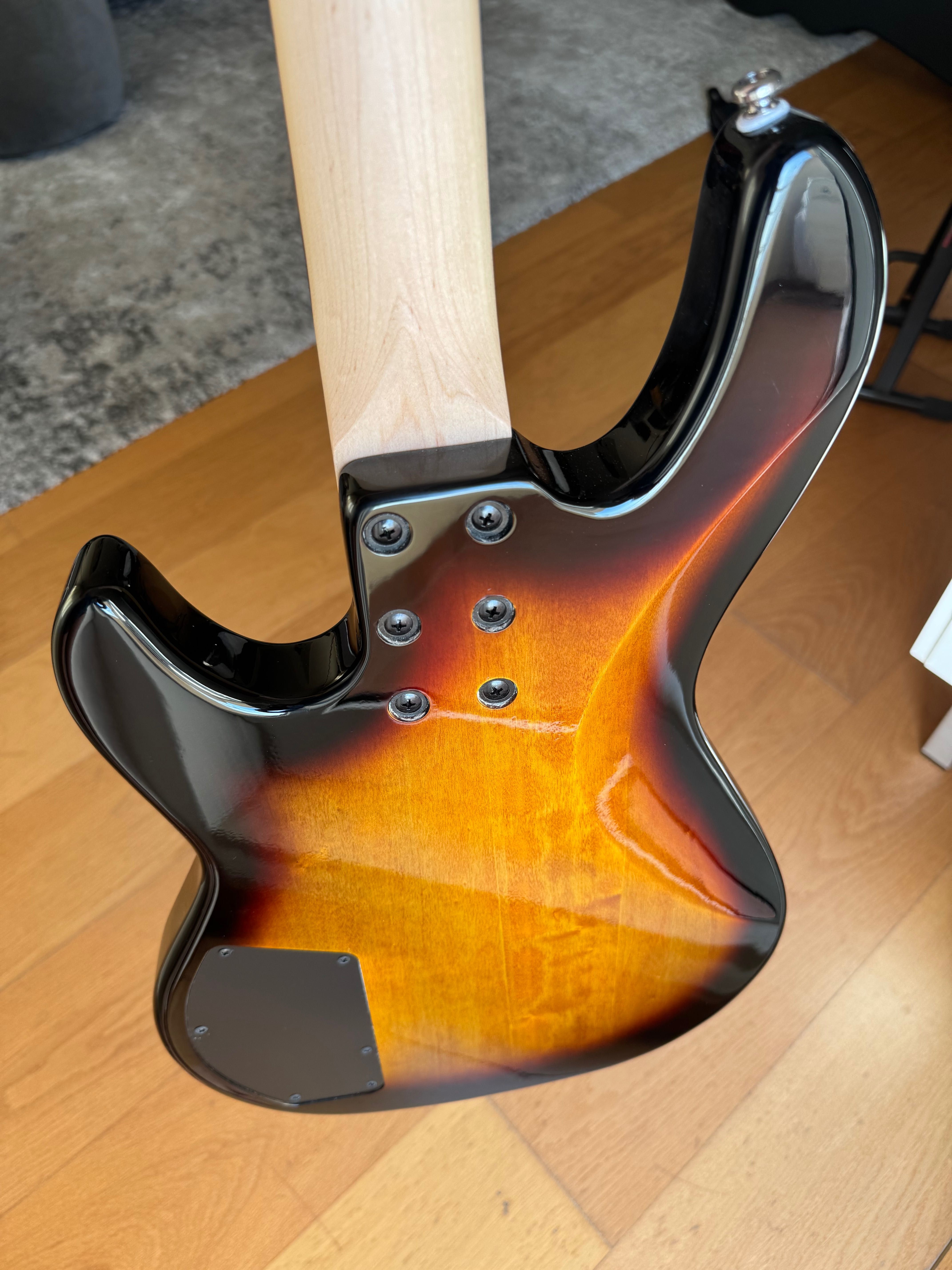 Baixo G&L L-2000 Tribute Series - Cor 3-Tone Sunburst