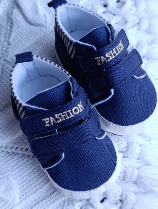 Sapatinho azul e branco para bebé