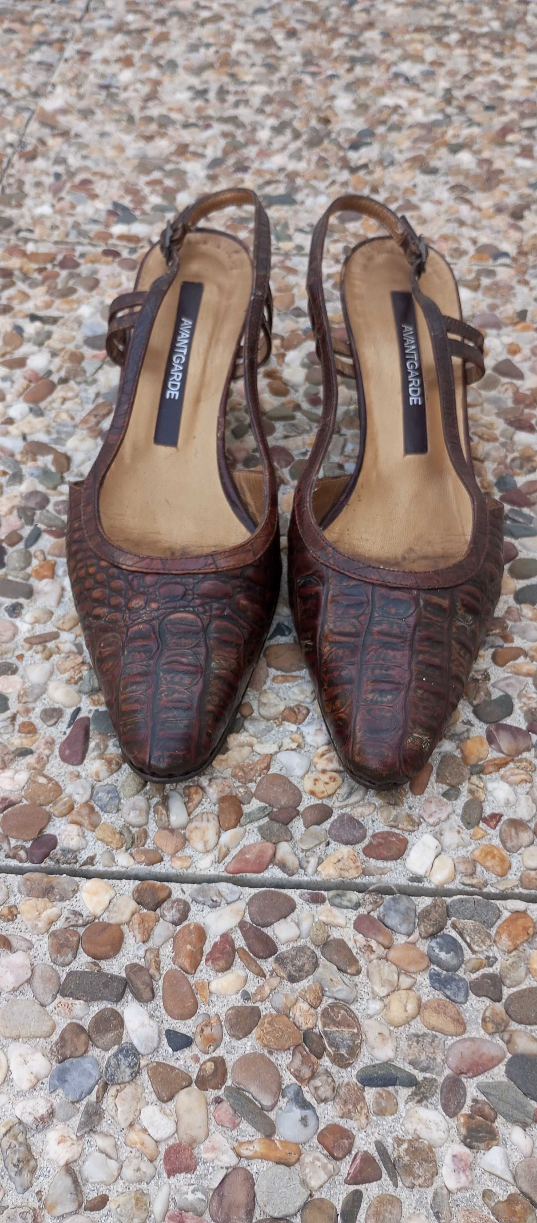 Promoção! Sapato aberto atrás em pele castanha crocodilo com cunha