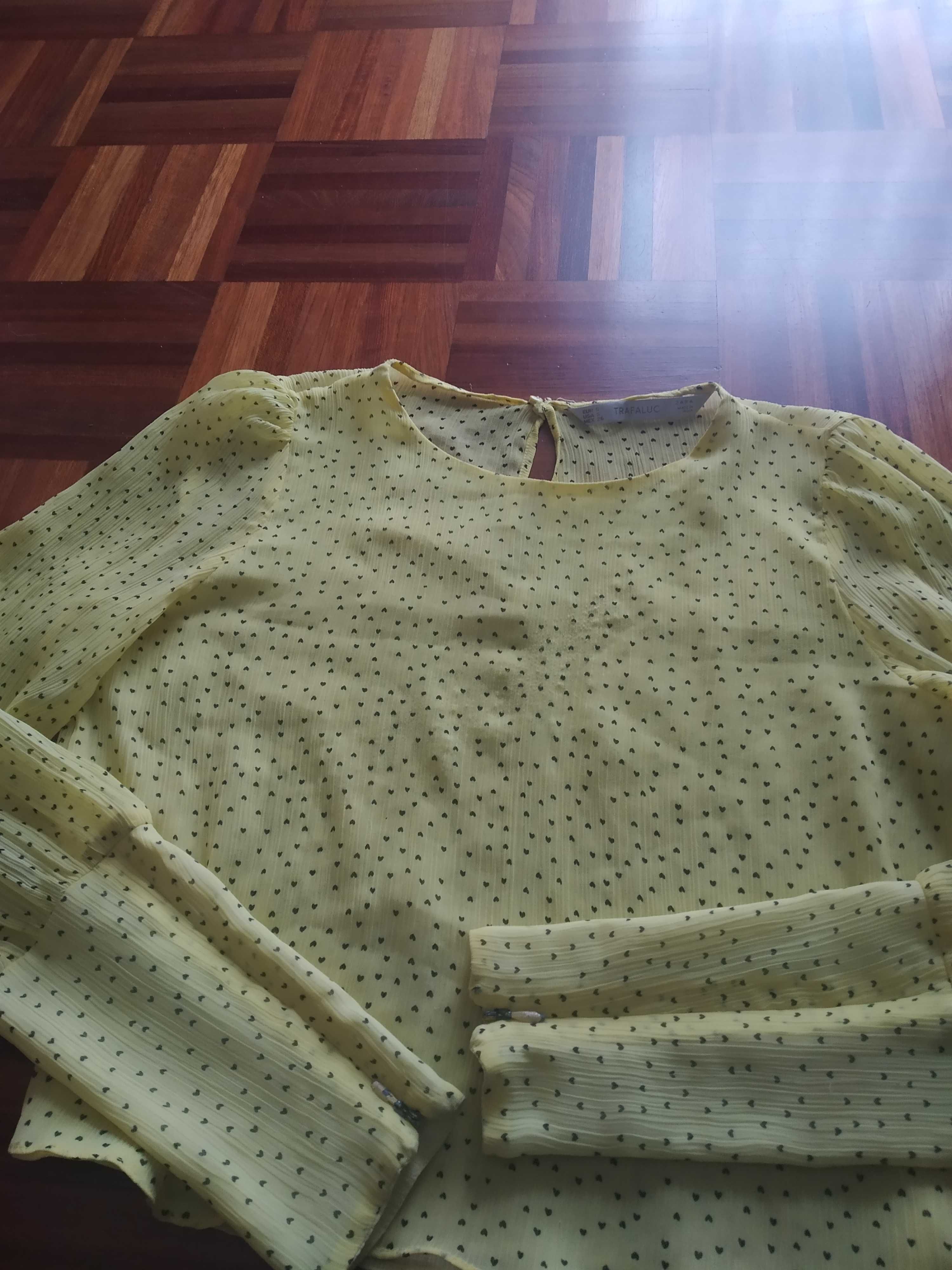 Blusa amarela com coraçõezinhos