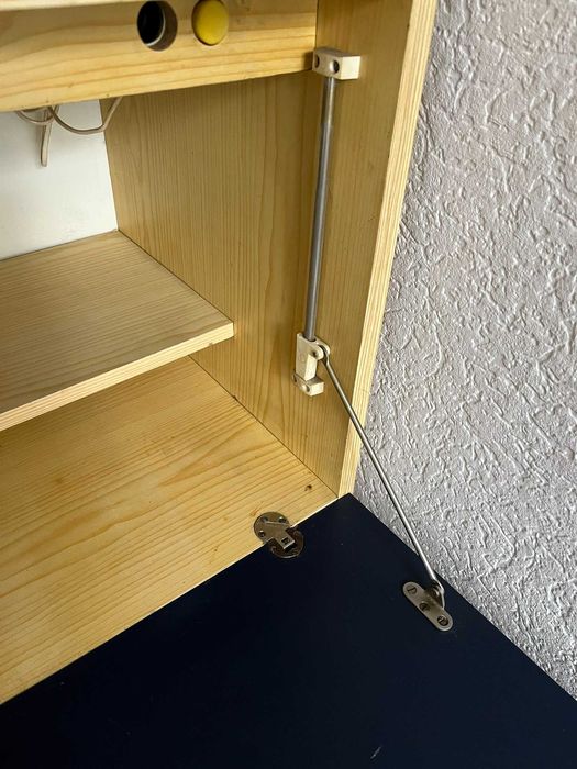 Regały z szafą ubraniową i z biurkiem