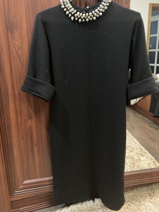 Чорна коктельна сукня з перлинами