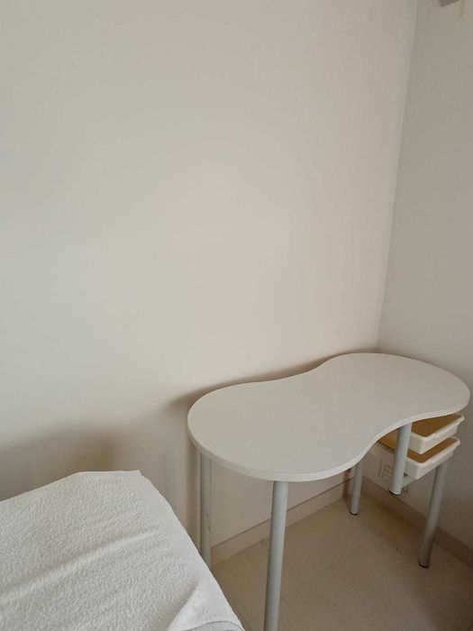 Mesa com gavetas (formato em amendoim)