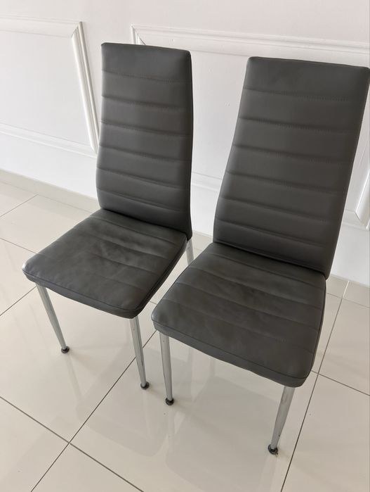 2 krzesla na metalowych nogach