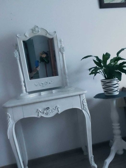 Lustro w komplecie ze stolikiem