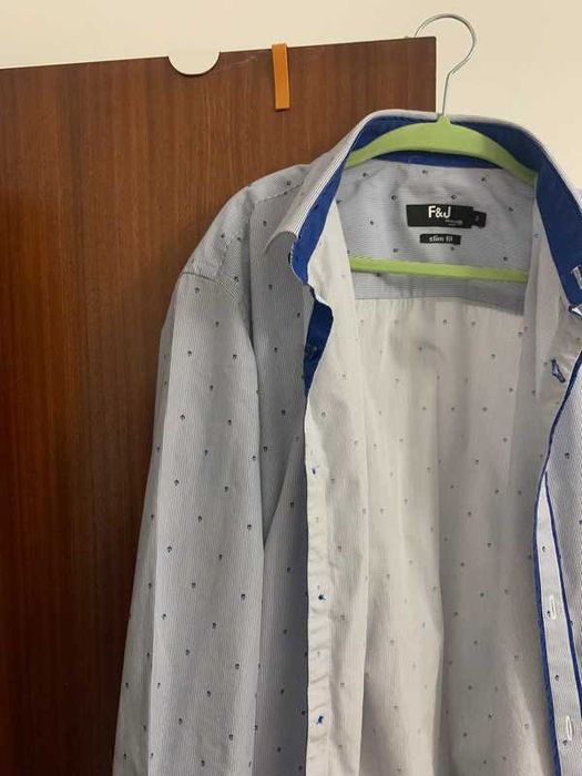 Camisa azul e branca de riscas