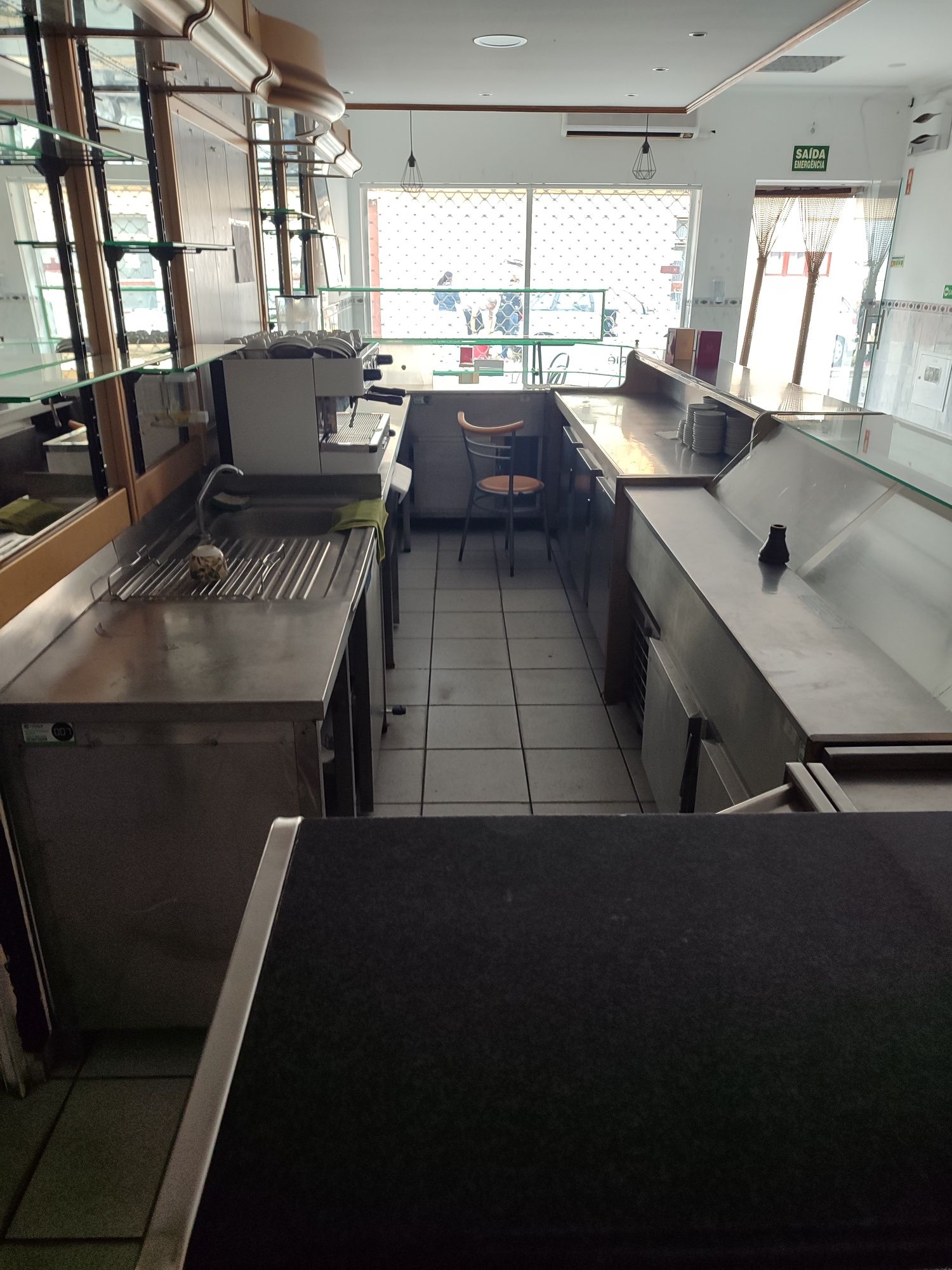Vitrine e balcões com frio para café
