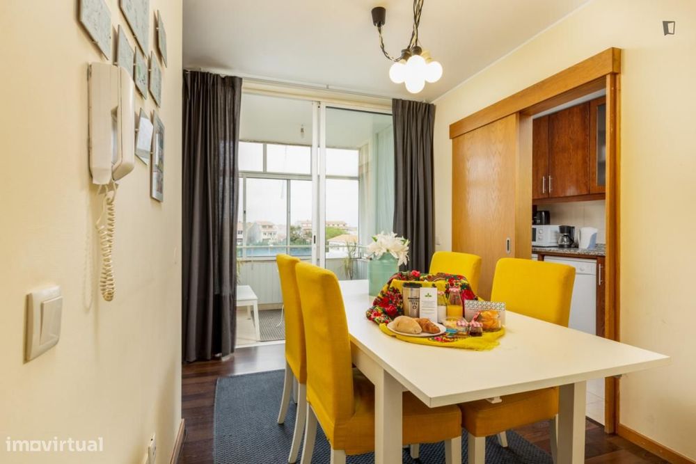 Quarto 1, com cama de solteiro em apartamento com 4 quartos