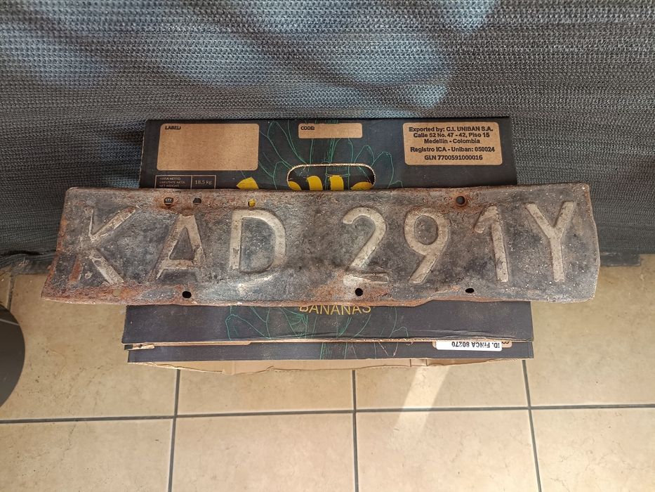 Stara kolekcjonerska tablica rejestracyjna.