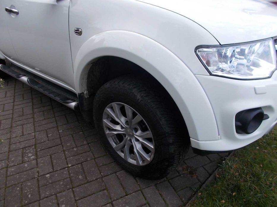 Błotnik Przód- kompletny przód L200