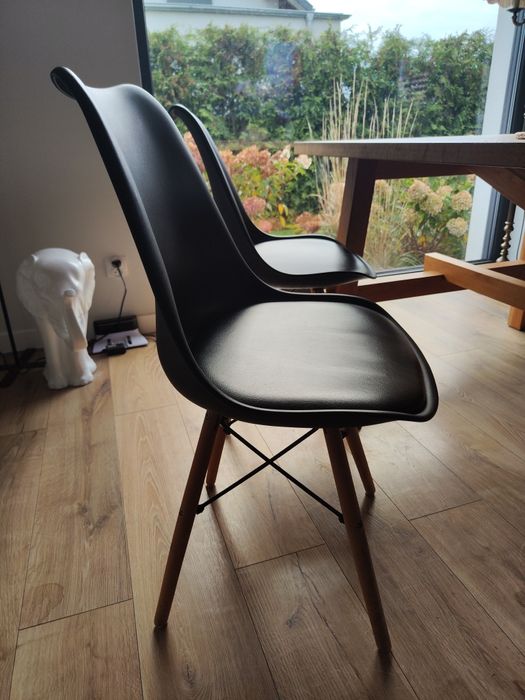 Krzesła czarne z drewnianymi nogami